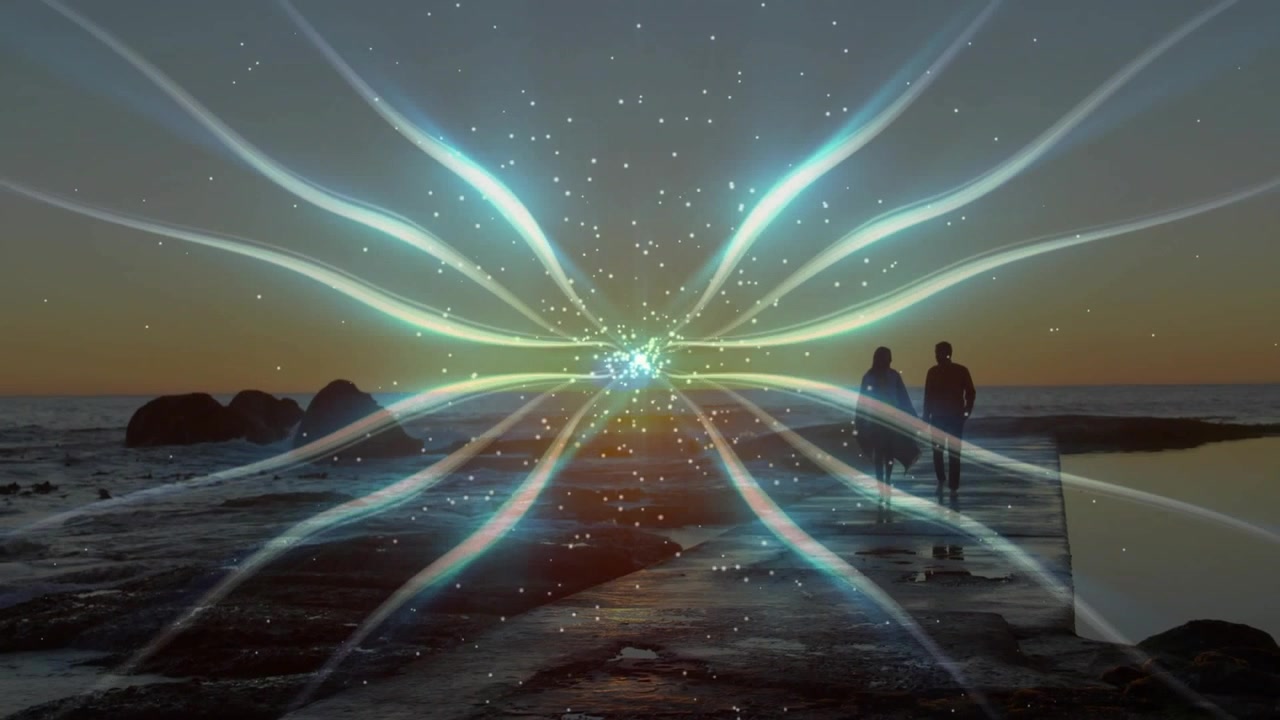 Licht erscheint am Horizont, sendet Bandstrahlen und Partikel aus, Paar geht auf einem Pier auf ein Leuchten zu, Technik