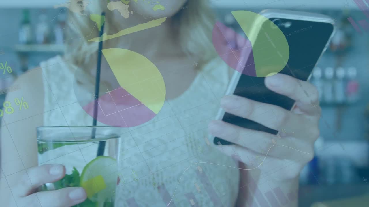 анимация обработки данных над кавказской женщиной, использующей смартфон