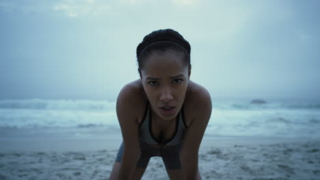 Fitness-En-La-Playa,-Cansado-Y-Rostro-De-Mujer-Respirando