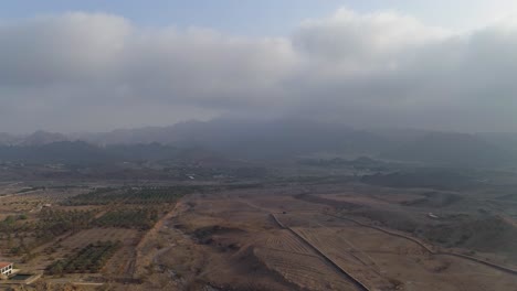 Aerial---Fliegen-über-Die-Wunderschöne-Landschaft-In-Hatta