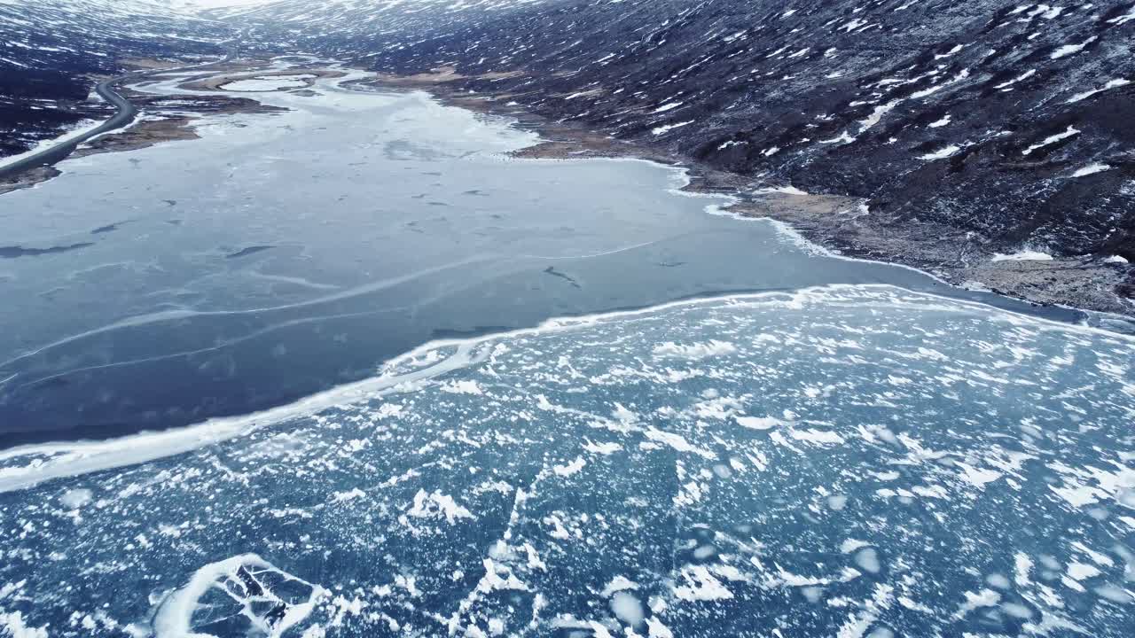 흐린 하늘을 배경으로 화산 지형의 빙하 근처 눈 덮인 산