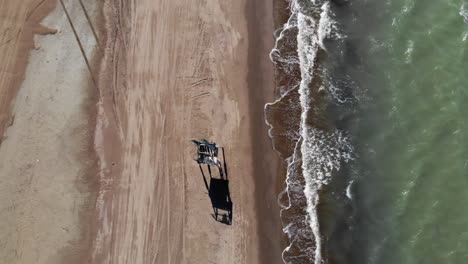 un día de viento y fuertes olas en la playa de albania