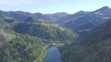 Video-Estático-De-4k-De-Montañas-Con-Bosque-Verde-Y-Pequeño-Lago-Azul