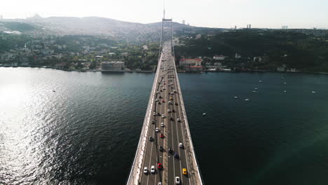 Drohne-Nimmt-Video-Von-Oben-Auf-Der-Bosporus-Brücke-Auf,-Die-Zwei-Kontinente-Im-Bosporus-Verbindet