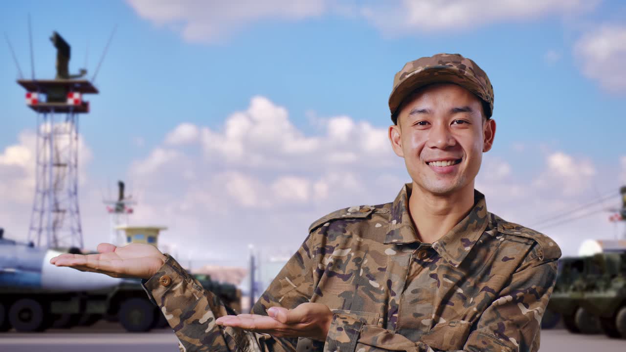 무언가를 제시하는 군인