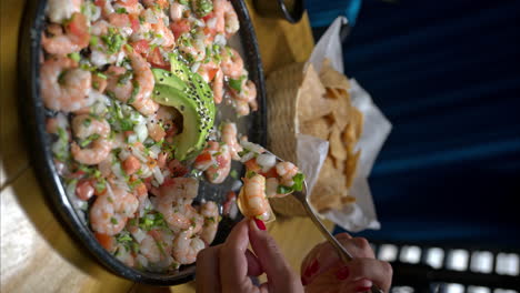 Cámara-Lenta-De-Una-Mujer-Comiendo-Un-Ceviche-De-Camarones-Y-Una-Mosca-Aterrizando-En-La-Comida