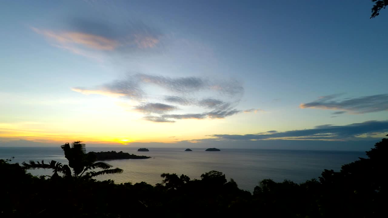 열대 섬의 해가 지는 바다의 줄이 끊임없는 루프