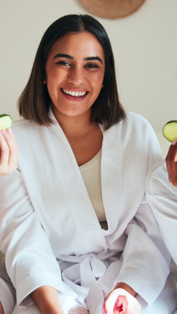 Jóvenes risueñas en albornoces disfrutando de un día de spa.