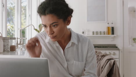 Hermosa-Mujer-Usando-Una-Computadora-Portátil-Trabajando-En-Casa-En-La-Cocina-Escribiendo-Mensajes-De-Correo-Electrónico-Navegando-En-Línea-Tecnología-De-Comunicación-Moderna