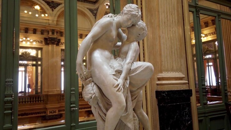 Veduta dal basso di una statua classica in marmo all'interno del Teatro Colón a Buenos Aires, Argentina, interni storici