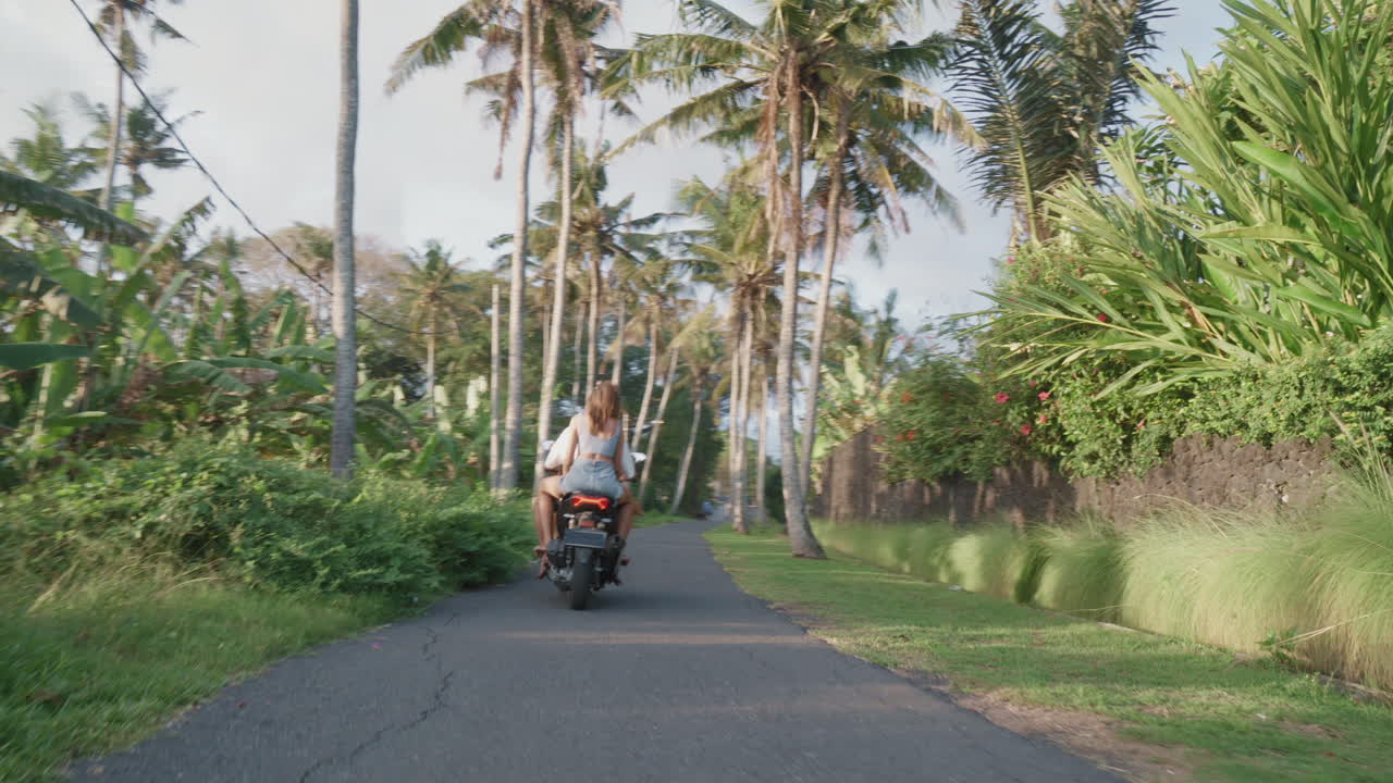 여름날 에 스쿠터 를 타고 있는 부부