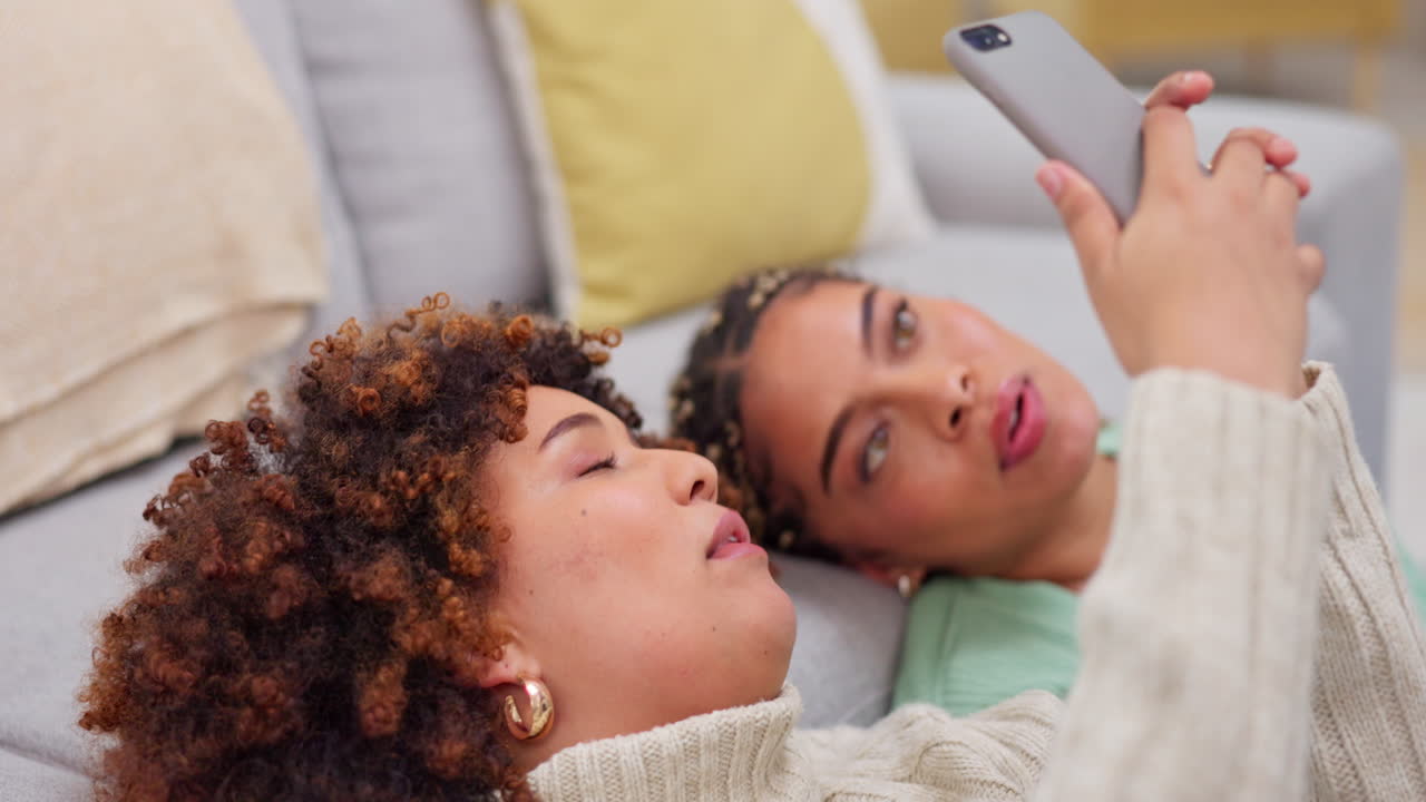 relajarse, las redes sociales y los amigos mirando el teléfono