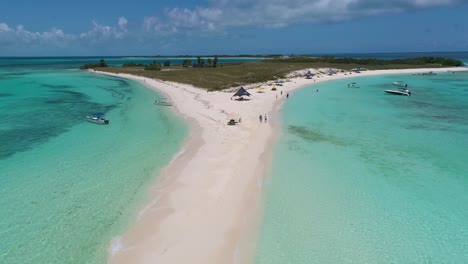 Toma-Aérea-Escena-Impresionante-Banco-De-Arena-Tropical-Con-Gente-Disfrutando-De-Daybeach,-Los-Roques