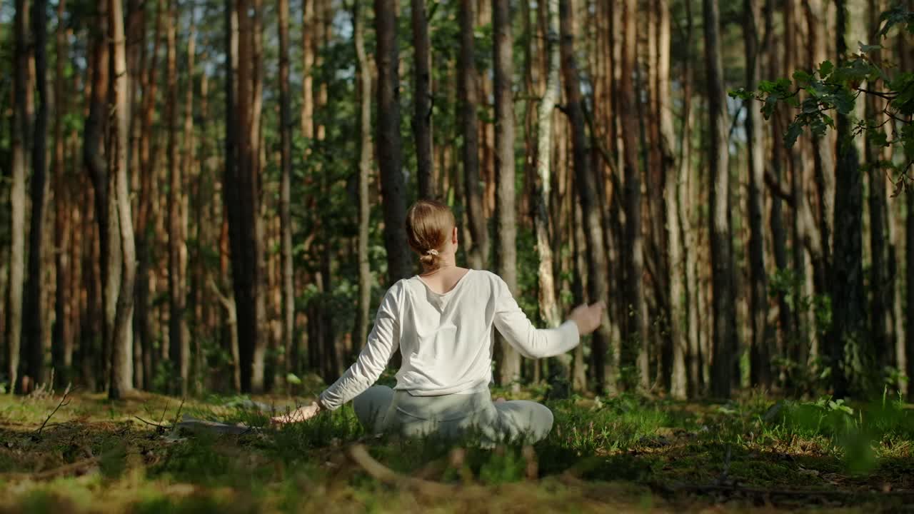 Ormanda yoga yapan kadın