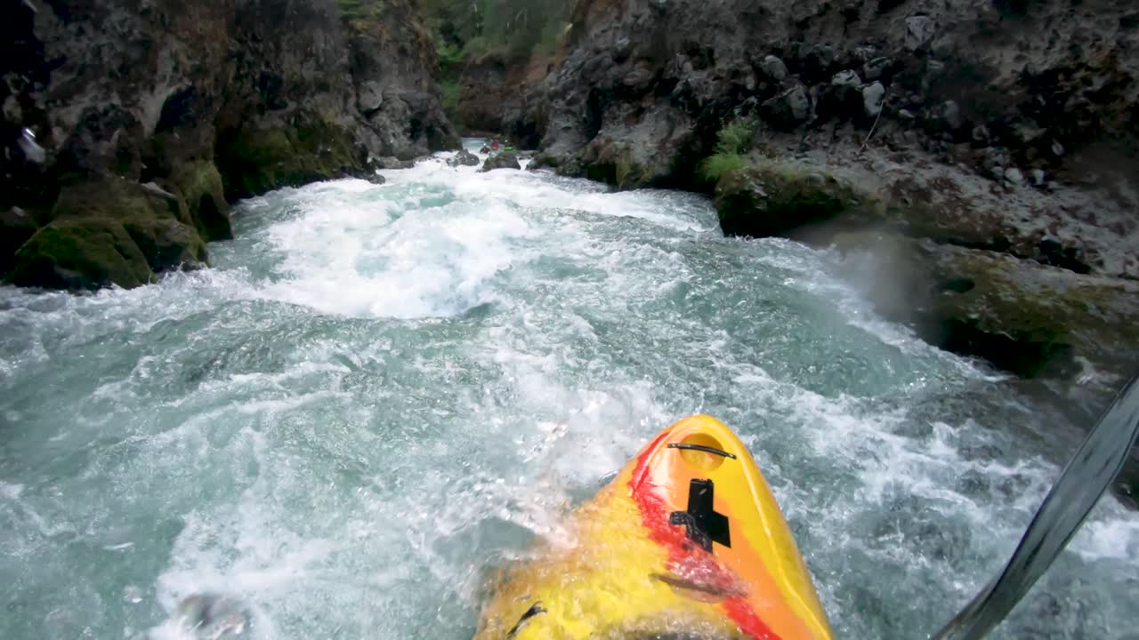 Vista in prima persona di un canoista estremo di acque bianche che scende la Gola di Takilma di classe IV+ sul tratto superiore del fiume Rogue nell'Oregon meridionale