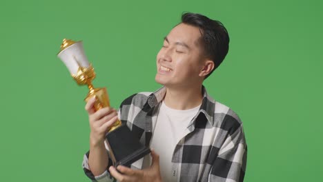 hombre celebrando con un trofeo