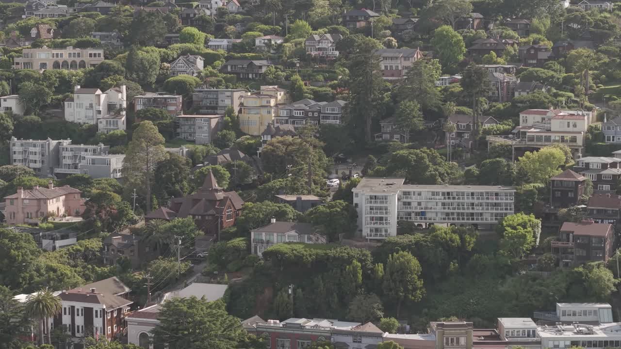 Sausalito, Califórnia, EUA. Filmagem com drone de bairro residencial na encosta, com edifícios e casas modernas