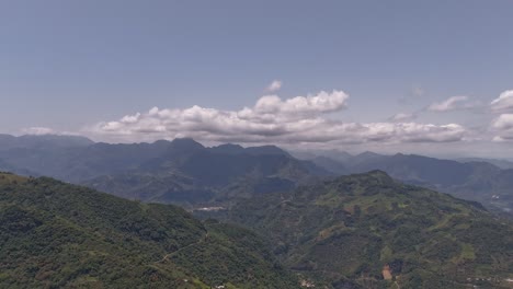 lapso de tiempo de una vista aérea con montañas y nubes