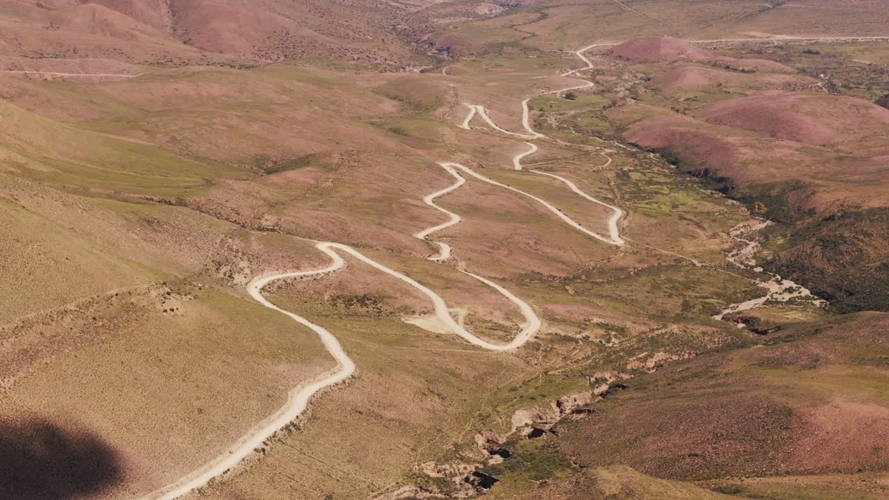панорамный вид извилистой горной дороги в джужуи, северо-восточная аргентина