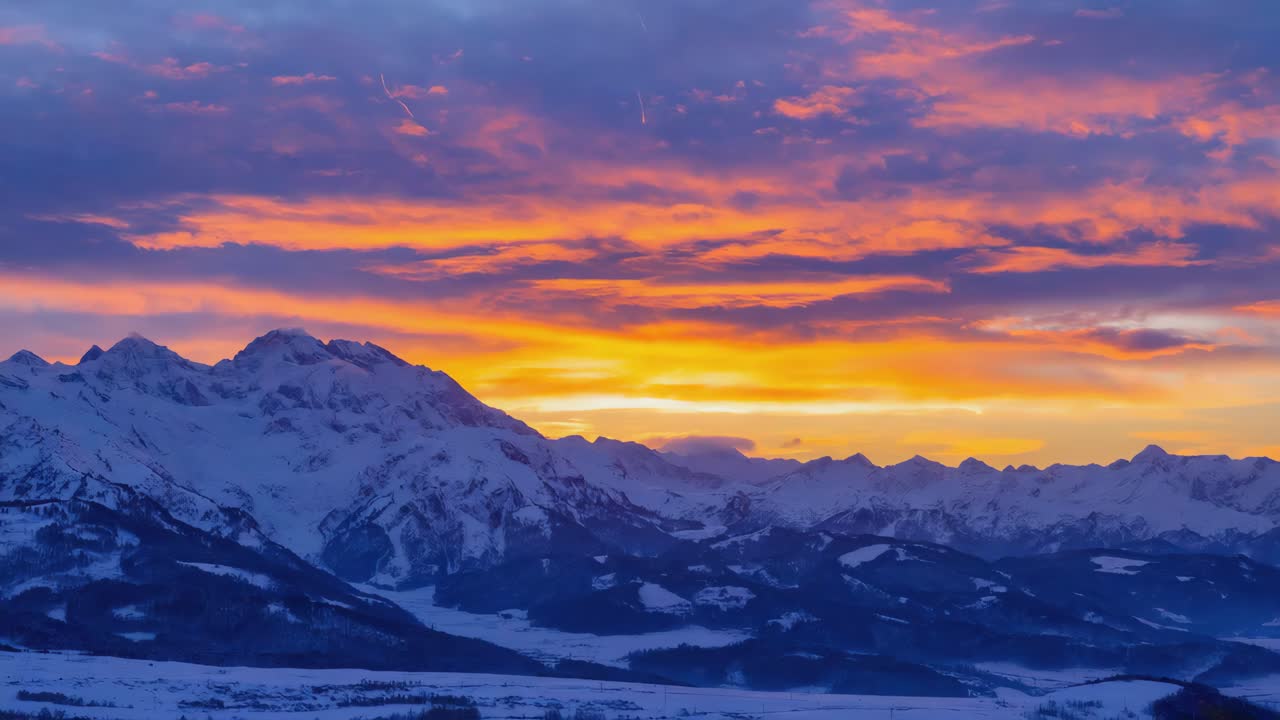 Montagne innevate al tramonto