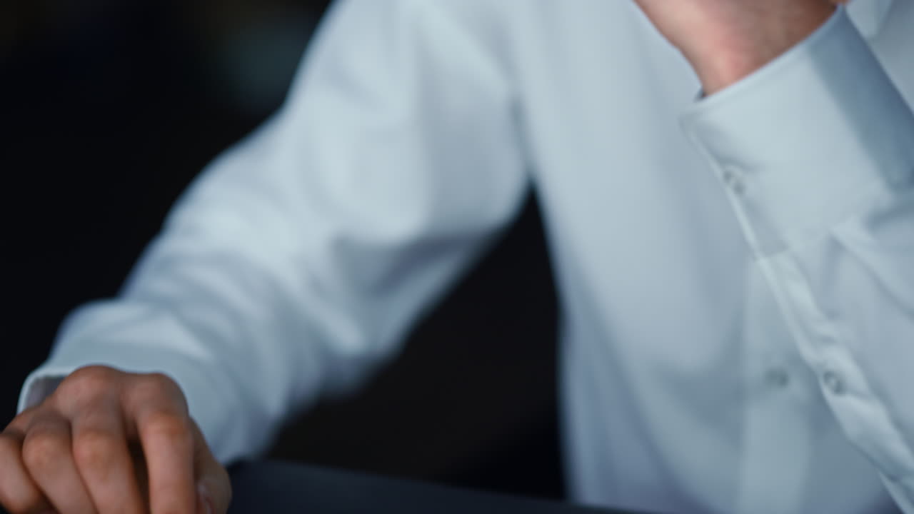 hombre de negocios sentado en la mesa de la oficina con una computadora portátil. profesional trabajando en una computadora portátil