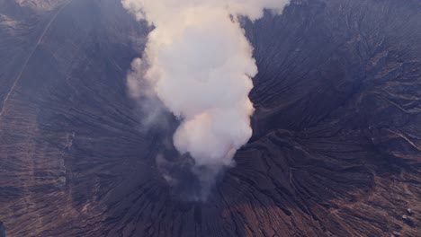 Von-Oben-Nach-Unten-Vom-Aktiven-Vulkan-Mount-Bromo-In-Ost-Java-Bei-Sonnenaufgang,-Luftaufnahme