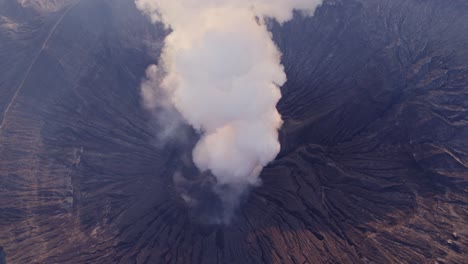 abajo de la cima del volcán activo monte bromo en el este de java durante el amanecer, aero