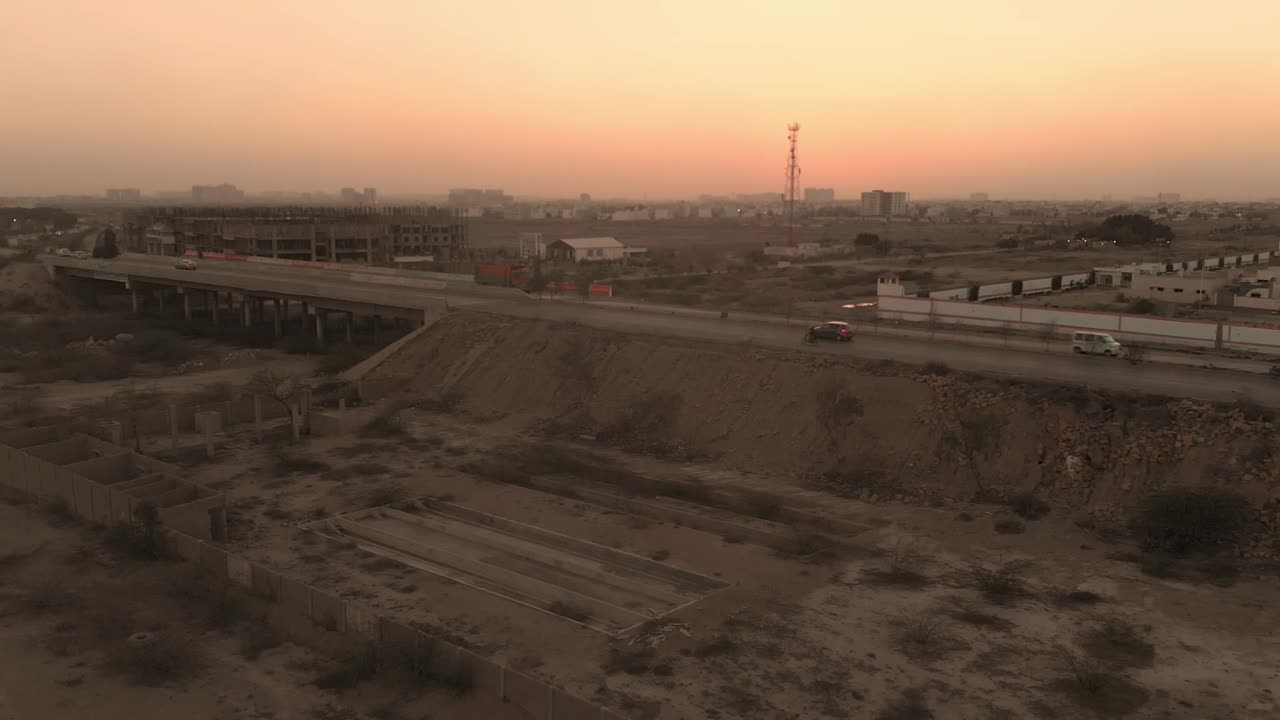 vista aérea de la puesta de sol naranja de la autopista hyderabad en karachi