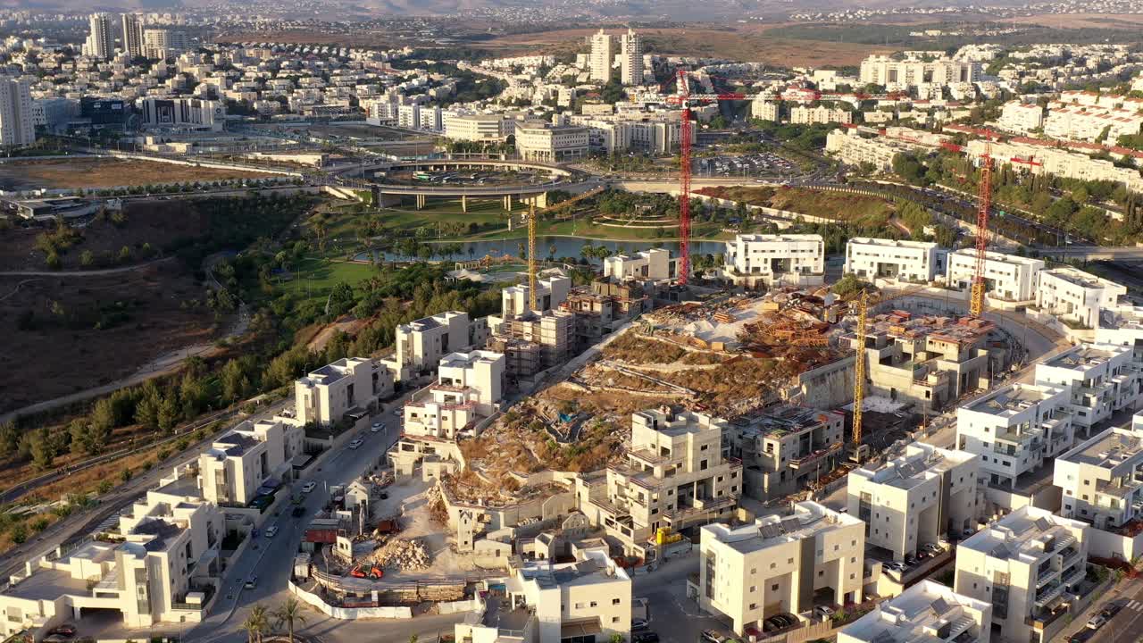 vista aérea de una ciudad moderna en israel con sitios de construcción y parque