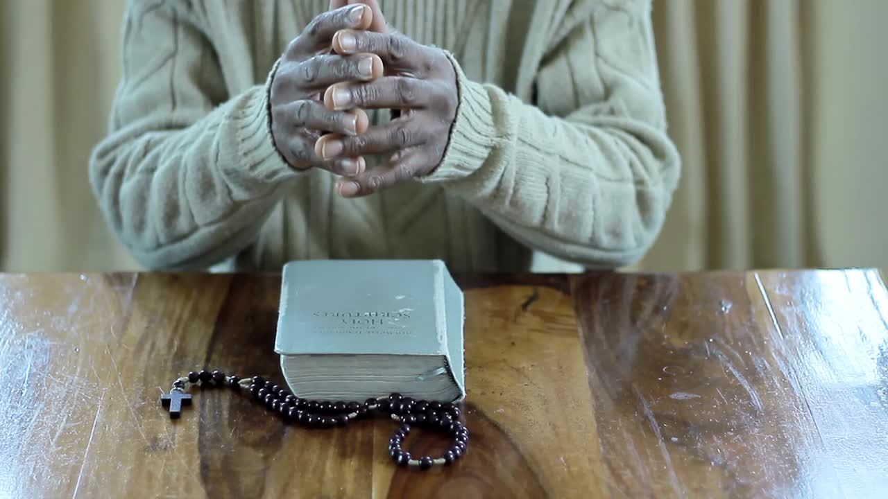 orar a dios con la biblia fielmente adorar con la gente imágenes de stock video de stock