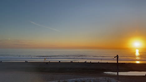 Entspannender-Tag-Am-Strand-Mit-Einem-Riesigen-Sonnenuntergang-In-Carcavelos