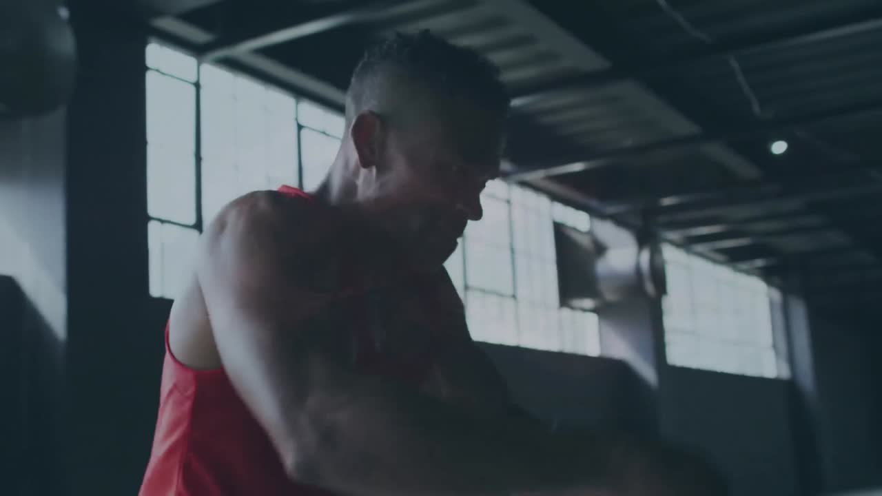 animación de un deportista biracial en el gimnasio haciendo ejercicio con líneas