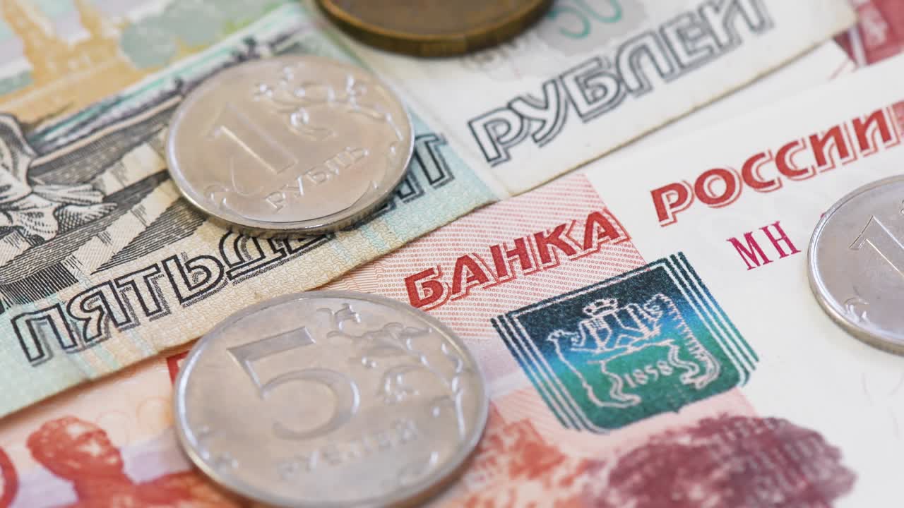 деталь различных рублевых банкнот и монет, крупный кадр в медленном вращении