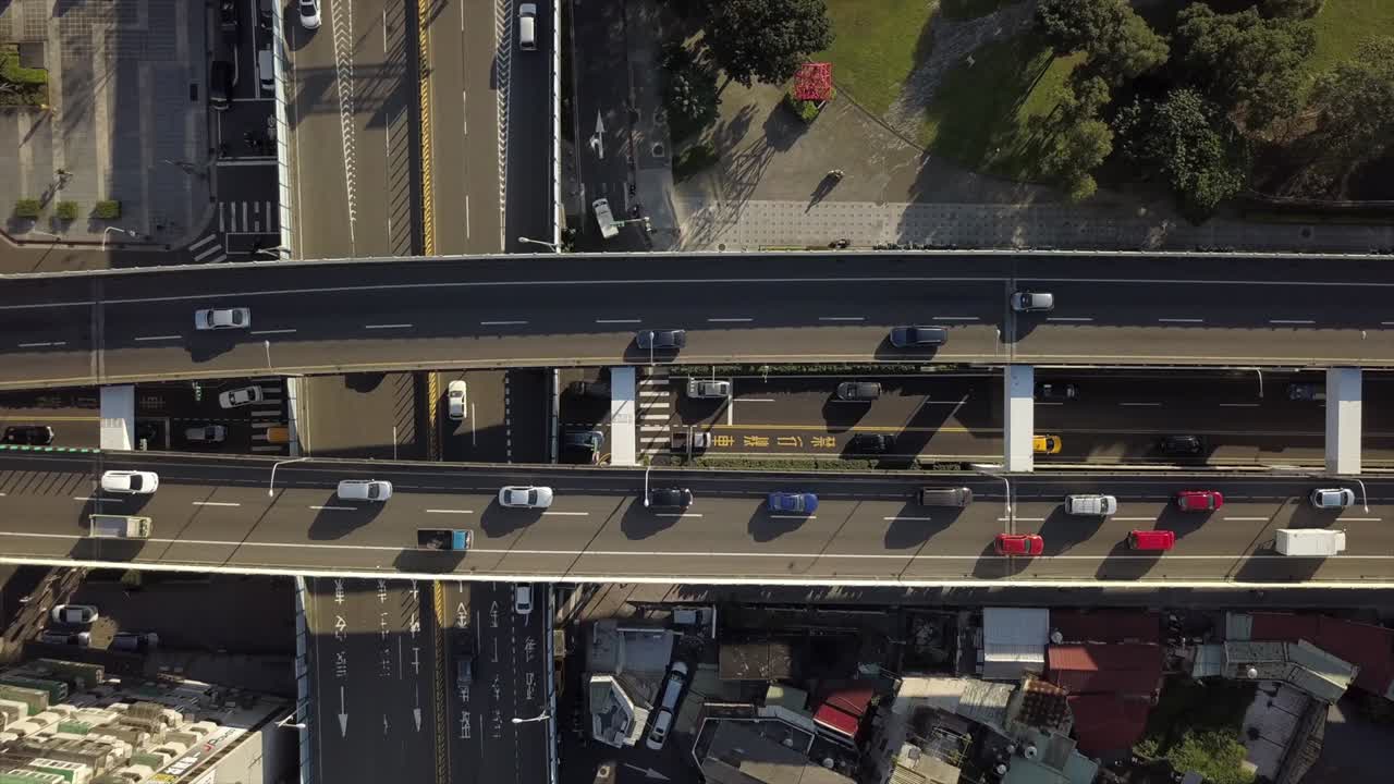 타이완의 해가 지는 빛, 타이베이의 교통, 거리, 도로, 교차로, 공중에서 내려오는 파노라마 4k