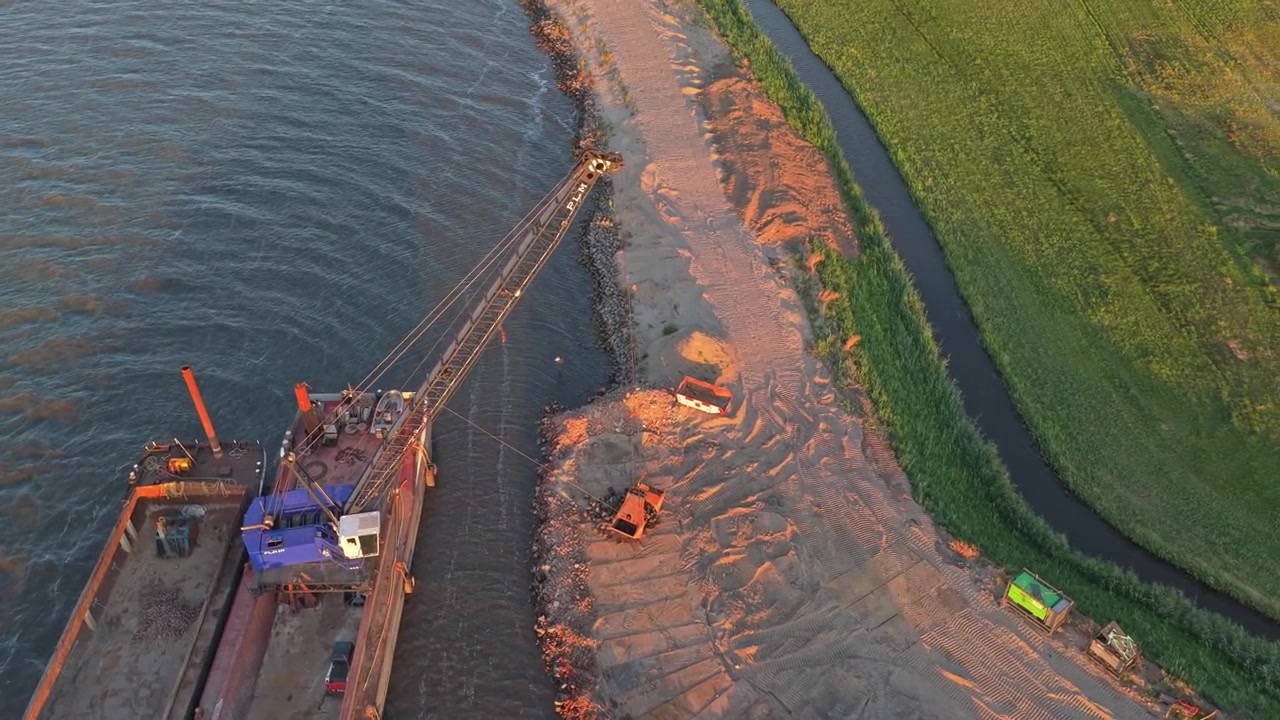 Vista aerea di un pontone gru che lavora alla costruzione sulla riva del fiume