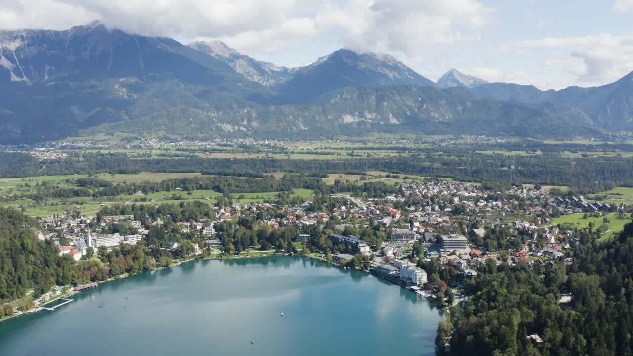 vista primaveral del lago bled, ciudad de bled, alpes julianos, eslovenia, europa - toma aérea de drones