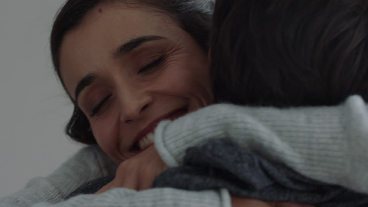 coppia felice che si abbraccia donna eccitata che abbraccia il fidanzato che condivide buone notizie che gode di una relazione romantica a casa