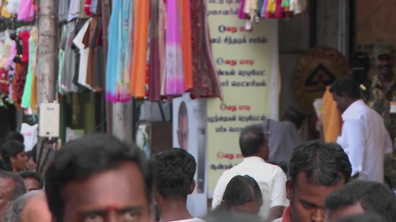 매우 붐비고 바쁜 거리를 걷는 사람들