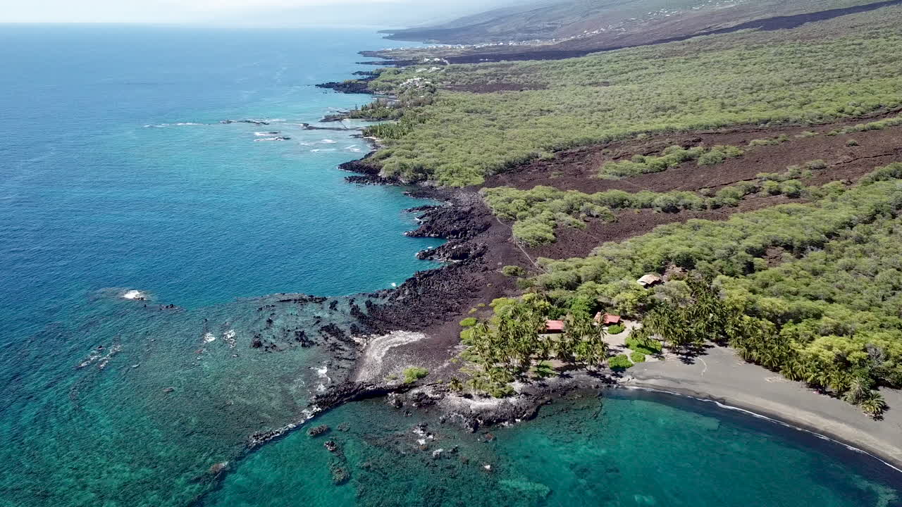 태평양의 푸른 물과 함께 큰 섬 하와이의 용암 바위 해변