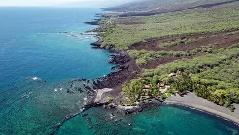 Playa-De-Roca-De-Lava-En-La-Isla-Grande-De-Hawaii-Con-Agua-Azul-Del-Océano-Pacífico