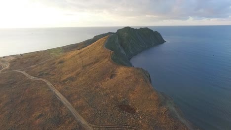 vista aérea de un cabo costero al amanecer o al atardecer