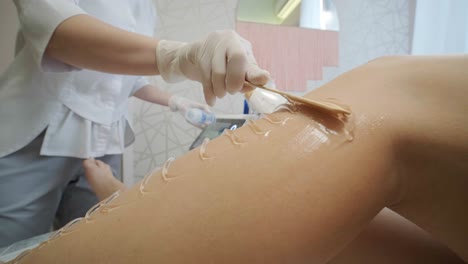 depilación láser - procedimiento de depilación. flash de depilación láser de diodo, esteticista elimina el pelo en hermosas piernas femeninas, depilación para piel lisa, procedimiento láser en un estudio de belleza o clínica, tratamiento de depilación para el cuidado del cuerpo.