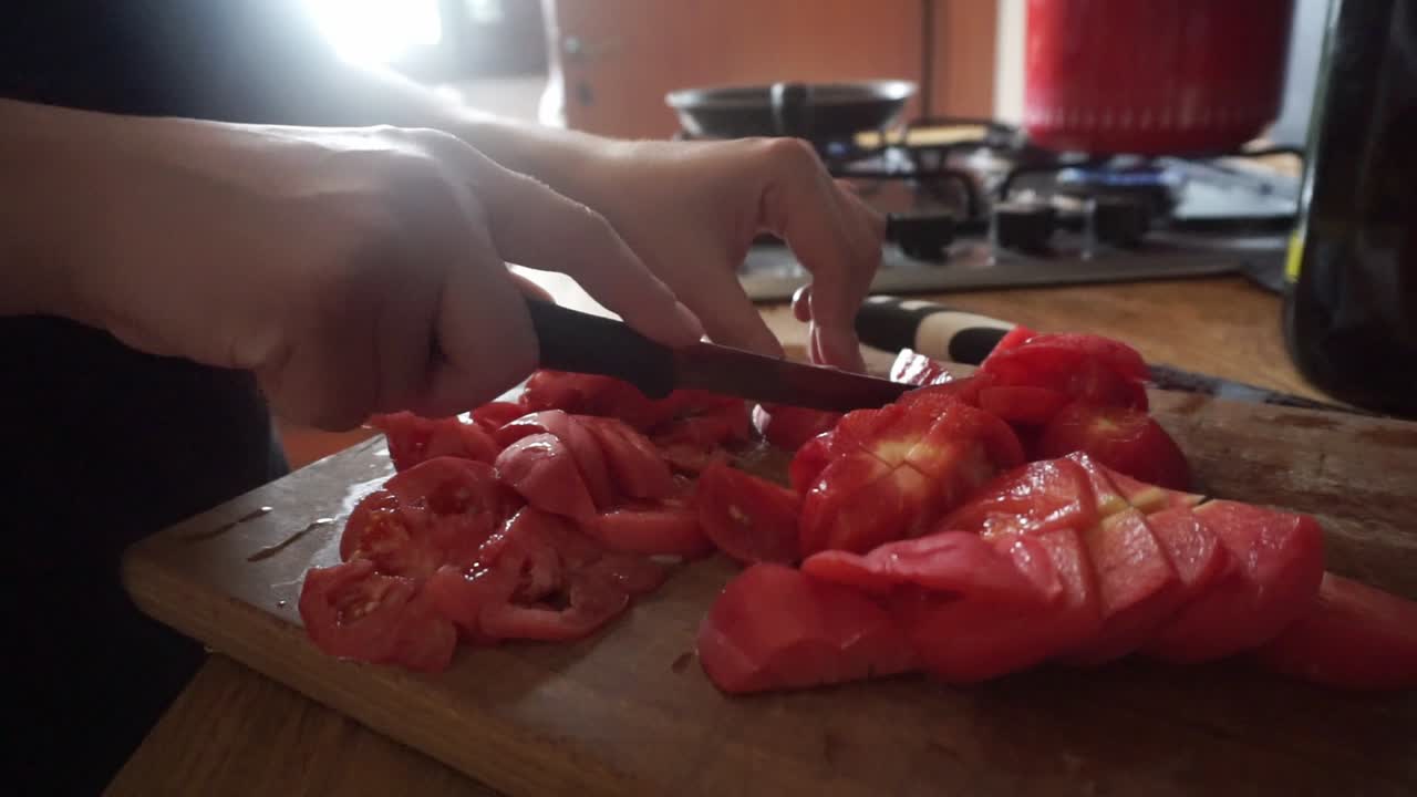 cocinar salsa de tomate en una cocina