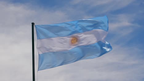 Bandera-De-La-República-Argentina-Ondeando-En-El-Viento-En-Un-Cielo-Azul-Claro