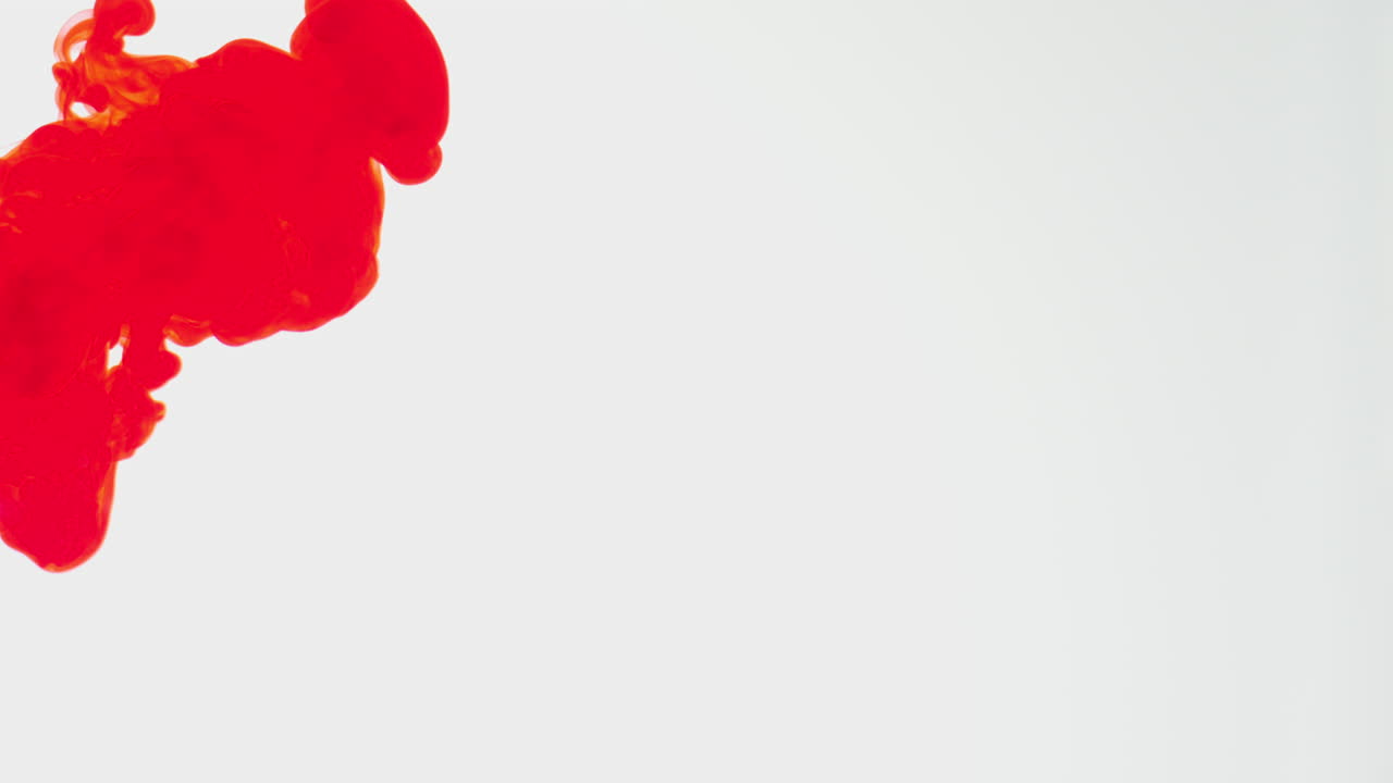 색 배경에 물에 떨어지는 빨간색 페인트 또는 염료는 회전하는 다채로운 연기 배경을 만니다.