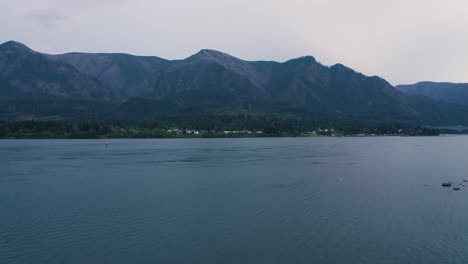 Drohne-Schwebt-über-Dem-Columbia-River,-Um-In-Der-Blauen-Stunde-Häuser-Am-Gegenüberliegenden-Ufer-Zu-Errichten