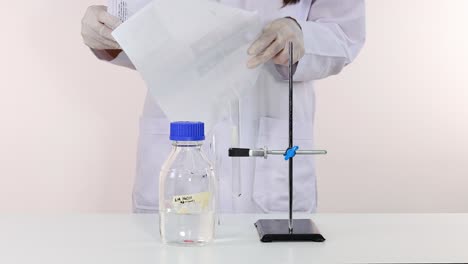 el científico organiza los documentos y el equipo para el experimento