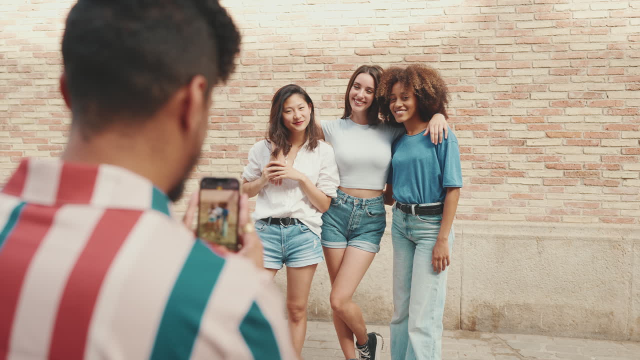 Gruppo di amici che posano per una foto in un contesto urbano