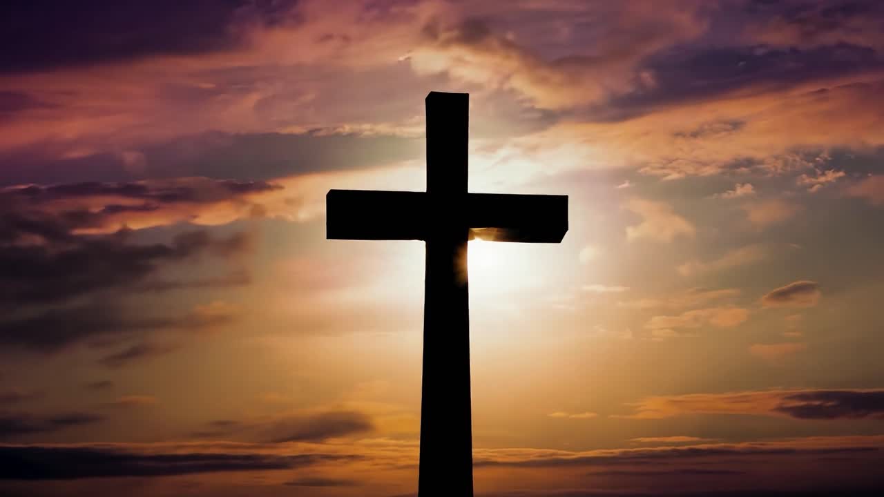 la silueta de la cruz se encuentra contra una impresionante puesta de sol, con la luz del sol fluyendo a través de las nubes, creando una atmósfera serena