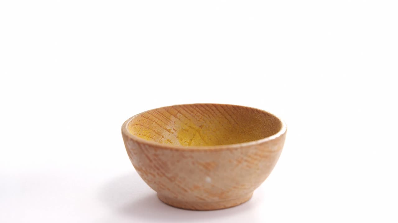 vertiendo salsa de soja en un cuenco sobre un fondo blanco